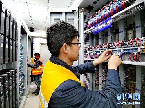 中国铁建电气化局施工人员正在检查高铁通信信号室内设备.